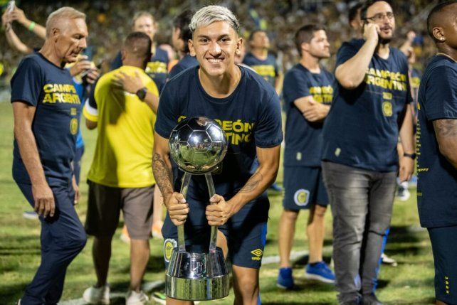 Tobías Cervera posa con el trofeo de la Copa de la Liga 2023. Vuelve