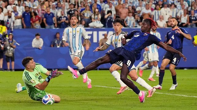 Una de las atajadas de Dibu Martínez en el Mundial 2026. ¿Se retirará de la selección si consigue su segundo título?