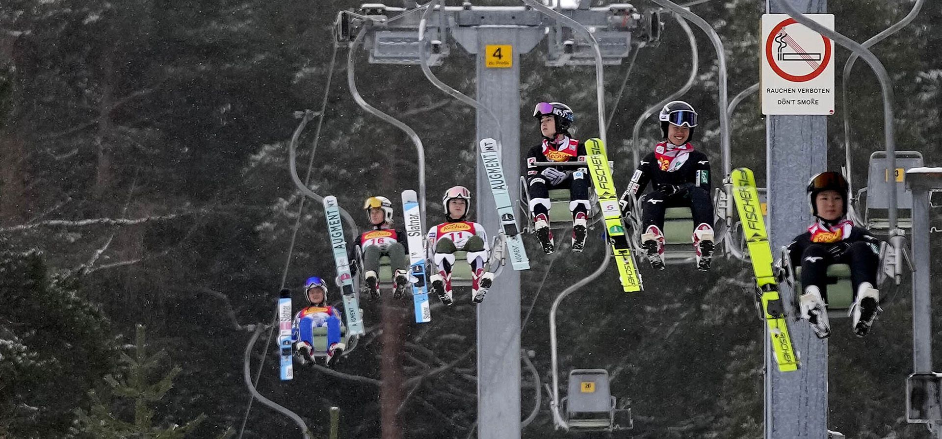 Atletas se dirigen en una telesilla de regreso al valle durante la competencia de salto de esquí femenino en la Copa Mundial de Combinada Nórdica en Ramsau, Austria, el viernes 15 de diciembre de 2023. Debido a los fuertes vientos, la competencia fue cancelada. (Foto AP/Matthias Schrader) Atletas se dirigen en una telesilla de regreso al valle durante la competencia de salto de esquí femenino en la Copa Mundial de Combinada Nórdica en Ramsau, Austria, el viernes 15 de diciembre de 2023. Debido a los fuertes vientos, la competencia fue cancelada. (Foto AP/Matthias Schrader)