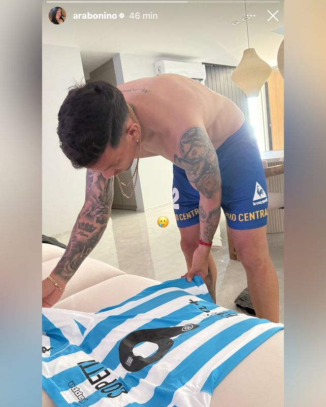El extraño posteo sobre un jugador de Central con la camiseta de otro equipo y un ícono que expresa tristeza