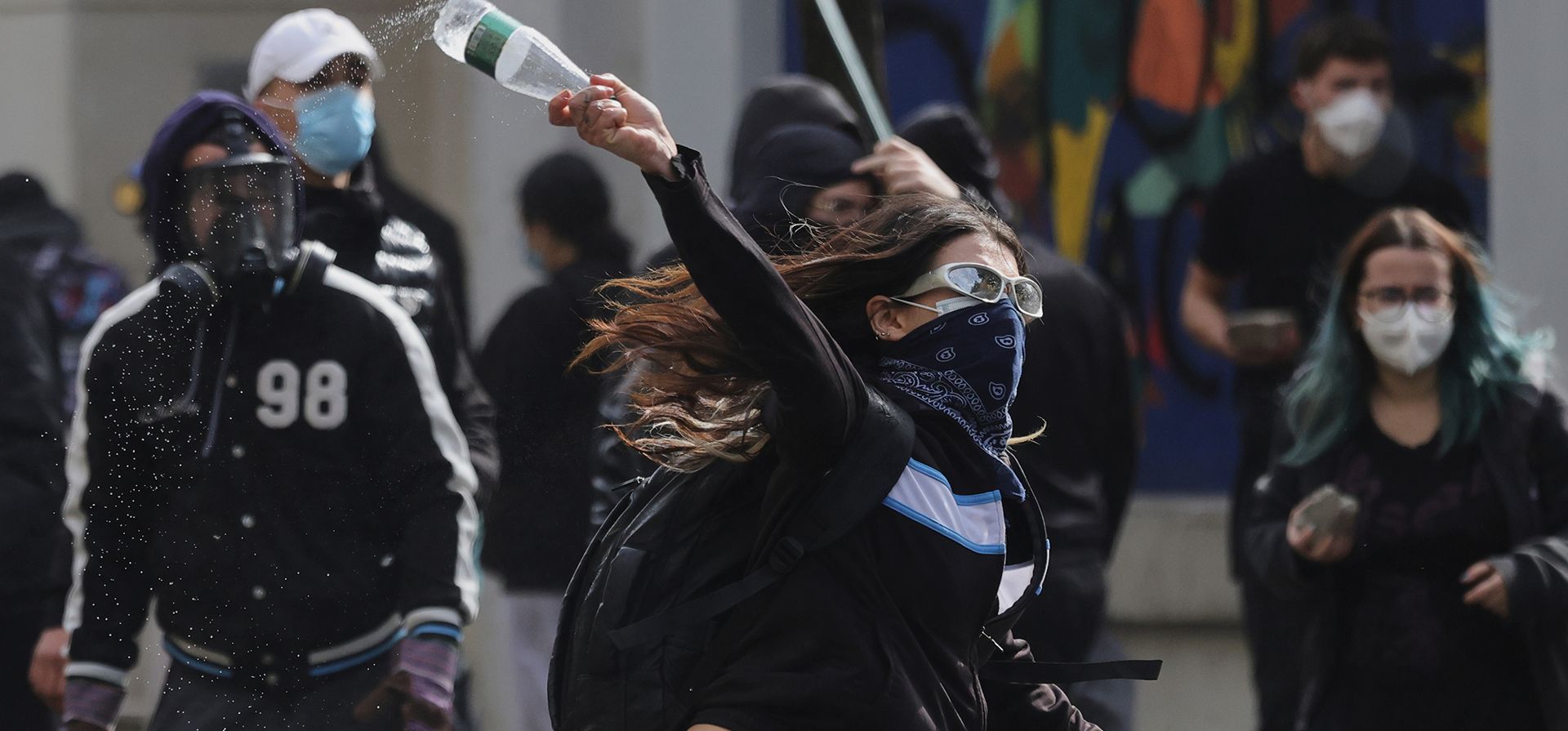Un joven manifestante lanza una botella de plástico hacia la policía antidisturbios durante enfrentamientos en Tirana, Albania, el jueves 15 de octubre de 2026, mientras estudiantes se unían a una manifestación antigubernamental. (Foto AP/Hameraldi Agolli)  