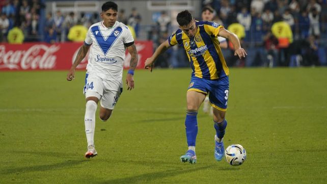 Agustín Sández busca la proyeccion y Agustín Lagos corre para frenarlo.