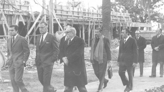 Recorrida del intendente Alberto Gollán por las obras del Hospital Carrasco en julio de 1971.