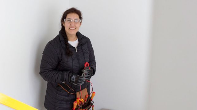 Revista Tuya: María Alejandra Rodríguez dejó la docencia y se transformó en electricista.