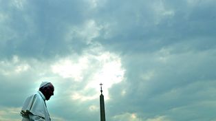 El Papa invita a no dejar de mirar a Cristo en la cruz