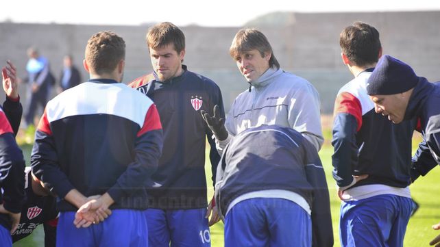Ortiz le da instrucciones a sus jugadores en el amistoso que jugó su equipo ante Belgrano.