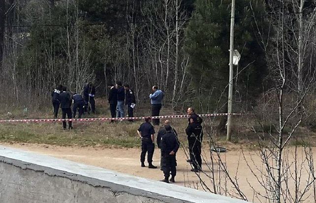 Un hombre que caminaba por el lugar fue quien encontró el cuerpo del niño tirado en el descampado y dio inmediato alerta a la Policía.