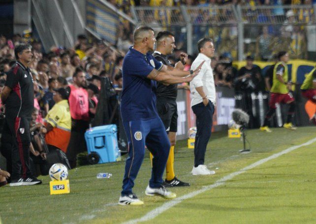 Jorge Almirón estuvo muy activo ante River