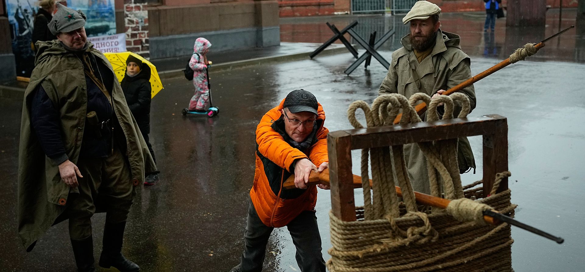 Actores vestidos como soldados soviéticos de la Segunda Guerra Mundial enseñan técnicas de combate con bayoneta en el Parque del Cine, a las afueras de Moscú, Rusia, el martes 4 de noviembre de 2025, con motivo del Día de la Unidad Nacional en Rusia. (Foto AP/Pavel Bednyakov) Actores vestidos como soldados soviéticos de la Segunda Guerra Mundial enseñan técnicas de combate con bayoneta en el Parque del Cine, a las afueras de Moscú, Rusia, el martes 4 de noviembre de 2025, con motivo del Día de la Unidad Nacional en Rusia. (Foto AP/Pavel Bednyakov)