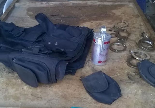 Encontraron en la Saladita, un chaleco, esposas y una granada de gas lacrimógeno de la policía