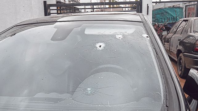 perforado. Al menos tres disparos atravesaron la cabeza del policía y rompieron el parabrisas de su auto.