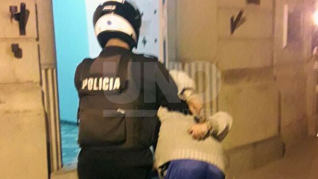 Rompió una ventanilla de un auto, robó y terminó preso