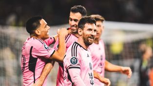 Lionel Messi celebra con sus compañeros tras el gol del descuento de Inter Miami.