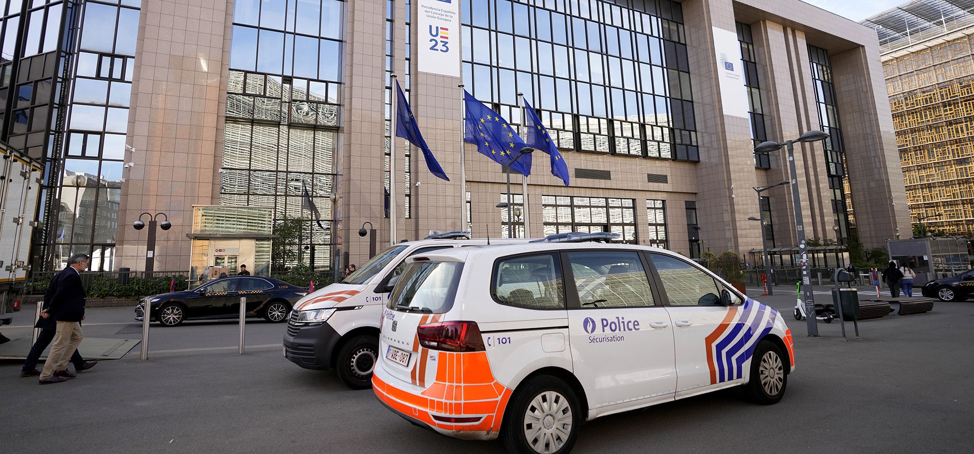 Las banderas de la Unión Europea ondean frente al edificio del Consejo Europeo en Bruselas, después de un tiroteo el lunes en el centro de Bruselas, el martes 17 de octubre de 2023. La policía de Bélgica mató a tiros a un presunto extremista tunecino acusado de matar a dos aficionados al fútbol suecos en un descarado ataque en una calle de Bruselas. (Foto AP/Virginia Mayo) Las banderas de la Unión Europea ondean frente al edificio del Consejo Europeo en Bruselas, después de un tiroteo el lunes en el centro de Bruselas, el martes 17 de octubre de 2023. La policía de Bélgica mató a tiros a un presunto extremista tunecino acusado de matar a dos aficionados al fútbol suecos en un descarado ataque en una calle de Bruselas. (Foto AP/Virginia Mayo)