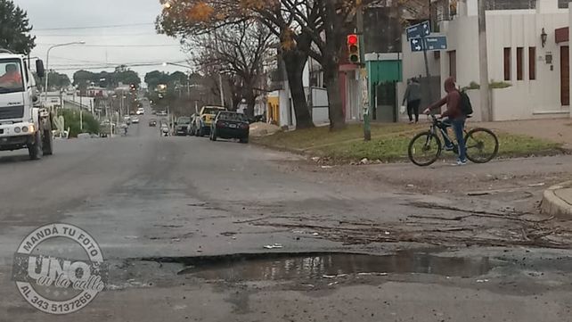 Tremendo pozo.Este pozo se encuentra en avenida Churruarín y Rondeau en la ciudad de Paraná. No solo que es un peligro por sus dimensiones