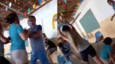 A los sillazos. Las mujeres se trenzaron y protagonizaron una guerra campal en un centro de vacunación contra el coronavirus. A los sillazos. Las mujeres se trenzaron y protagonizaron una guerra campal en un centro de vacunación contra el coronavirus.