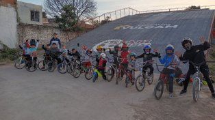 Los chicos de la Escuelia de bicicross de APABI.