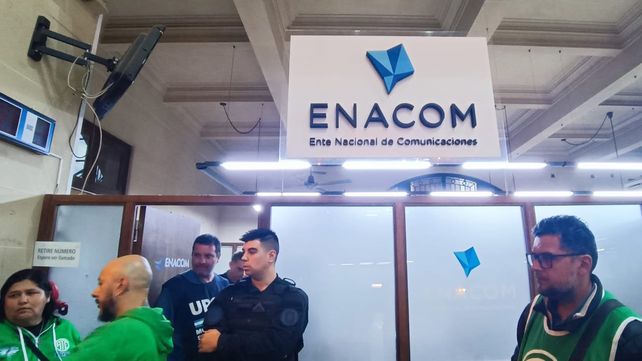 Miembros de los gremios ATE y Upcn en la sede de la Enacom