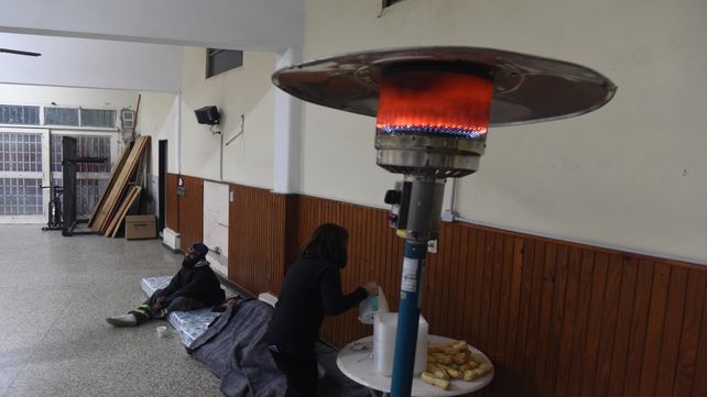 Unas 20 personas pasaron la noche en el primer club de barrio que abrió sus puertas para albergar a gente en situación de calle.