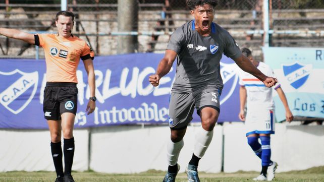 Primera C: El colombiano Manuel Correa vuelve al mediocampo de Argentino ante el Marrón.