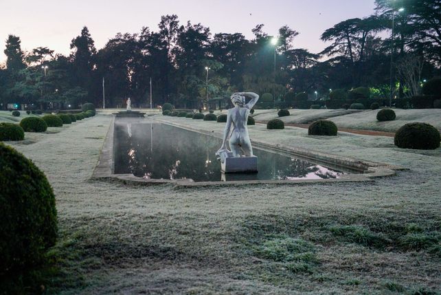 El Jardín Francés del parque de la Independencia amaneció con una densa capa de escarcha del martes 1° de julio de 2025