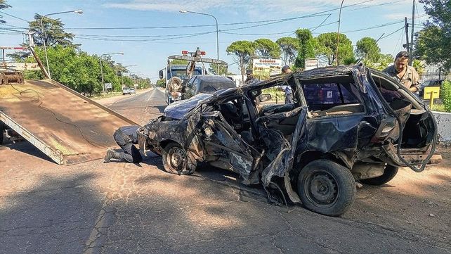 Totalmente destruido quedó el auto de la familia tras el accidente
