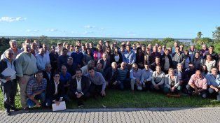 El gobernador junto a los intendentes de algunos pueblos.
