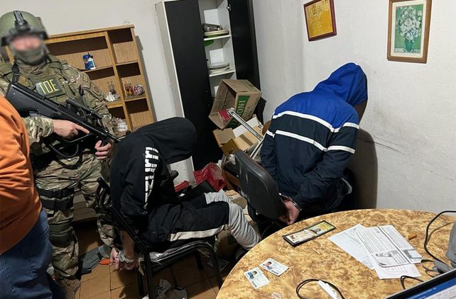 En el allanamiento donde dieron con el acusado por el ataque a Sanabria también demoraron a un menor
