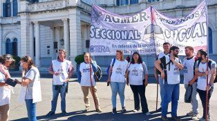 Docentes se concentran en toda la provincia en rechazo al aumento salarial por decreto