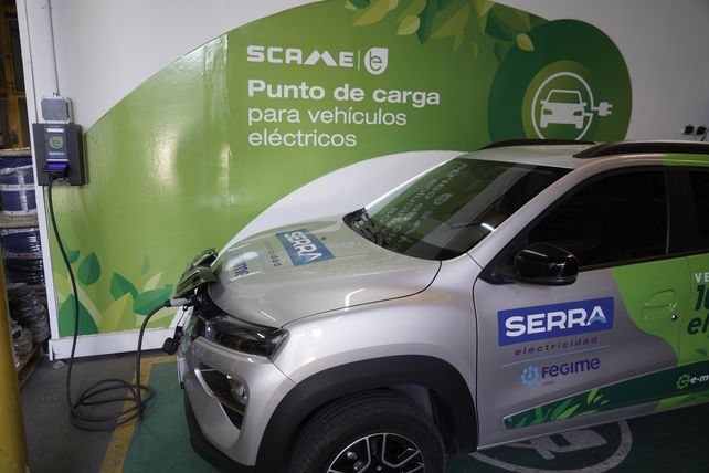 Modelo de vehículo Kwid E-Tech, 100% eléctrico y sustentable. Serra tiene un puesto de carga en su local de calle Pasco al 1.100.