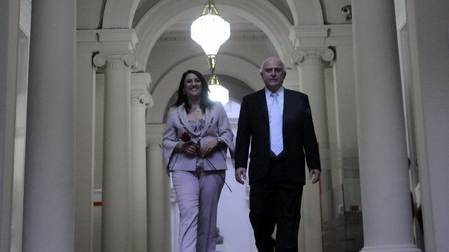 El 10 de diciembre de 2011 el intendente Lifschitz acompaña a su sucesora Mónica Fein por los pasillos del Palacio de los Leones.