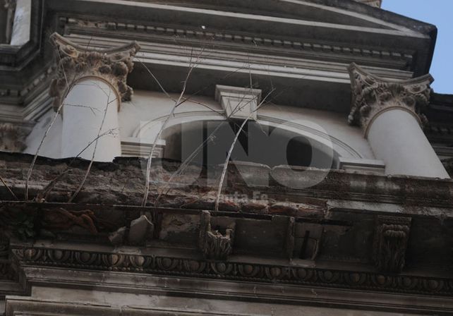 La mampostería de los techos de la fachada de calle La Rioja se desprendieron en todo el sector izquierdo. En su lugar y producto de la humedad que filtra
