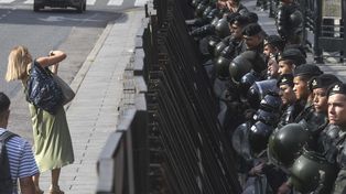 Un fuerte operativo de seguridad se montó en los alrededores del Congreso de la Nación donde se debate la ley ómnibus.&nbsp;