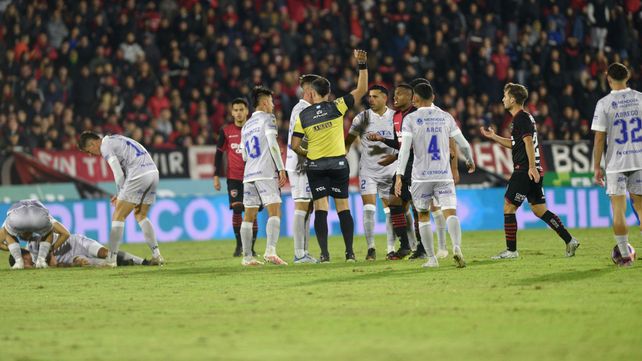 Expulsión. El árbitro Trucco le muestra la roja a Willer Ditta y los rojinegros debieron aguantar con 10 jugadores.