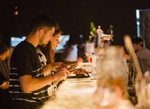 Los bares esperan abrir sus puertas en agosto