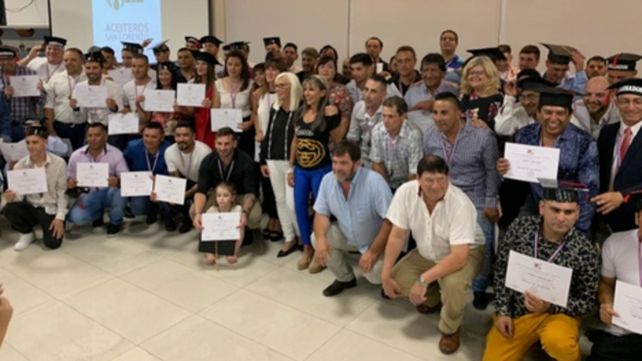 Logro. Los egresados posaron para mostrar gratitud y alegría.