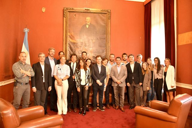 Los nuevos dueños y quienes participaron de la gestión.