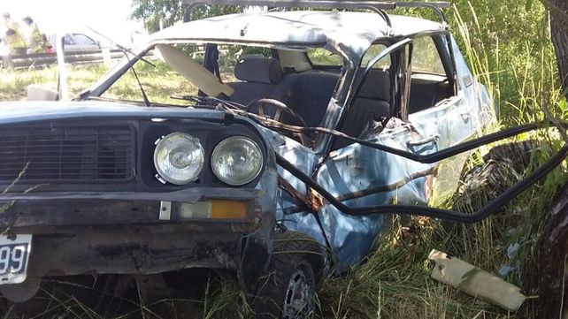 Despistó y chocó contra un árbol