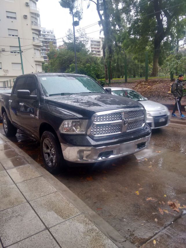 Secuestraron los dos autos que corrieron picadas a más de 240 km/h en la avenida 9 de Julio