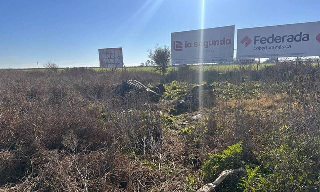 El coche quedó tumbado en la primera curva de la salida desde Casilda.