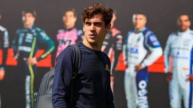 Franco Colapinto llega al Hermanos Rodríguez de México con un buzo de la marca española que lo viste, Scalpers, y una sugestiva frase: “Llama a los rebeldes”.