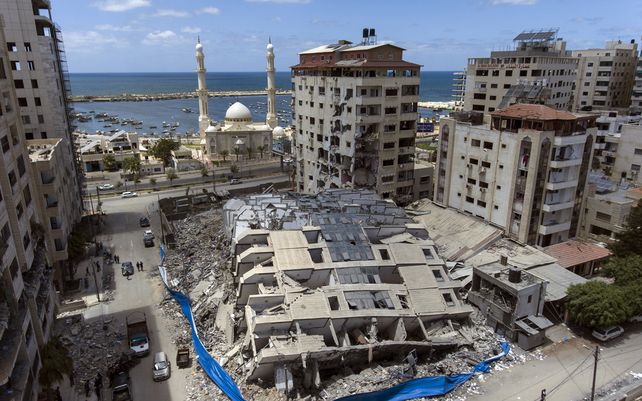 Un edificio destruido se esparce por el suelo después de que fuera alcanzado la semana pasada por ataques aéreos israelíes