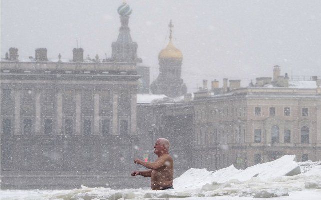 Un hombre se baña en el río Neva en San Petersburgo, Rusia. La temperatura en estos días es de -15 ° C (5 ° F).