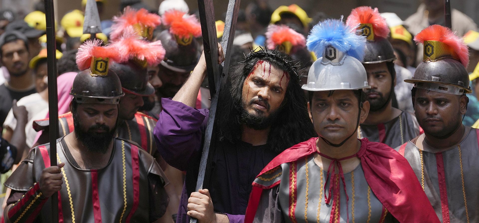 Miembros de la comunidad cristiana recrean la crucifixión de Jesucristo para conmemorar el Viernes Santo en Mumbai, India, el viernes 7 de abril de 2023. (Foto AP/Rajanish Kakade)