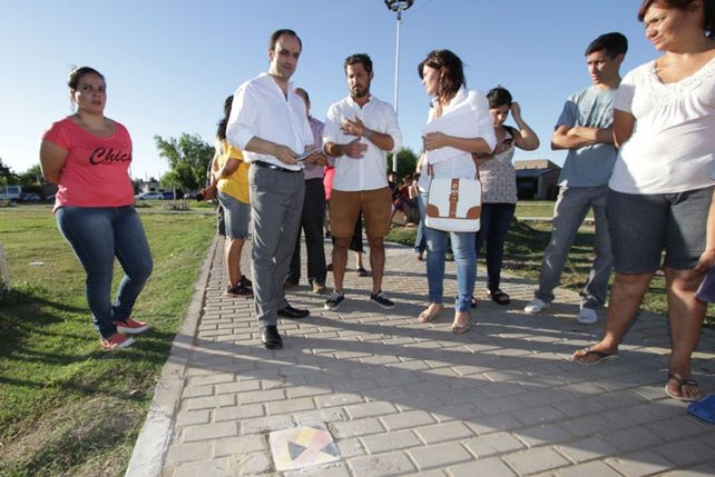 Colocaron baldosas realizadas por vecinos en la Plaza de la Primera Infancia
