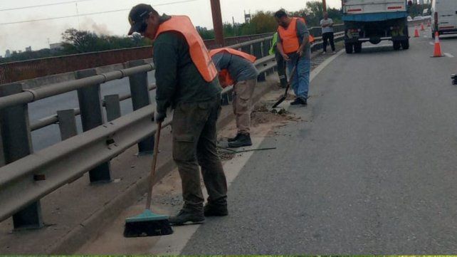 La Municipalidad de Santa Fe realiza una limpieza en el cantero central de la Ruta Nacional 168 La Municipalidad de Santa Fe realiza una limpieza en el cantero central de la Ruta Nacional 168