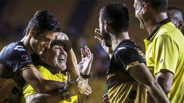 El equipo de Maradona volvió a ganar y entró en zona de playoffs
