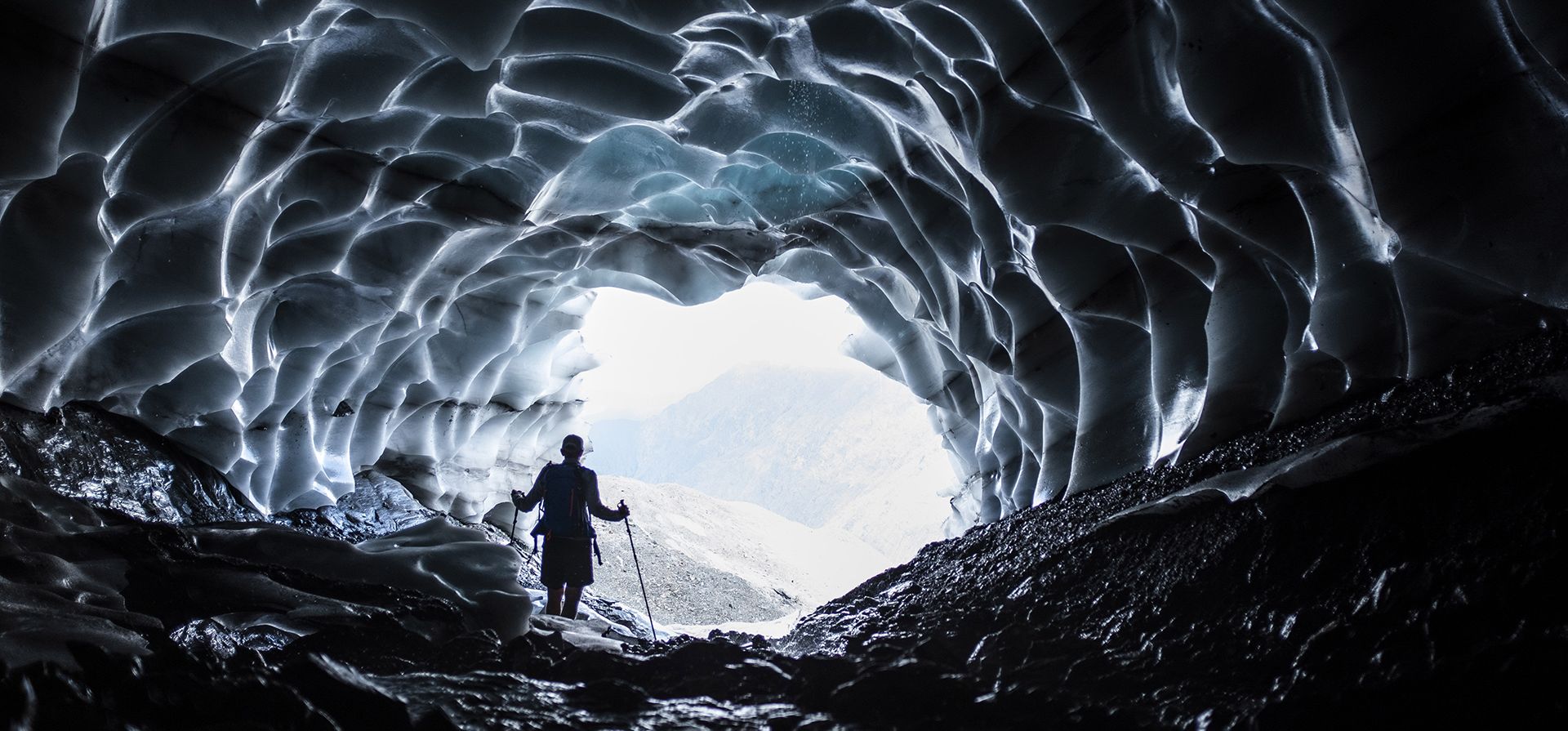 Un hombre camina por una cueva en el glaciar Sardona, en Vaettis, Suiza. El glaciar que se derrite dejo una imagen inesperada al revelar una cueva.