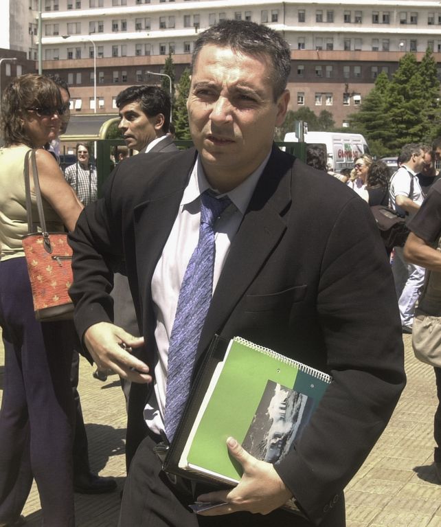 Complicado. El abogado deberá llevar una tobillera electrónica.