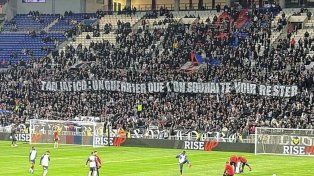 Los hinchas de Lyon colgaron una bandera pidiendo por la continuidad de Nicolás Tagliafico.